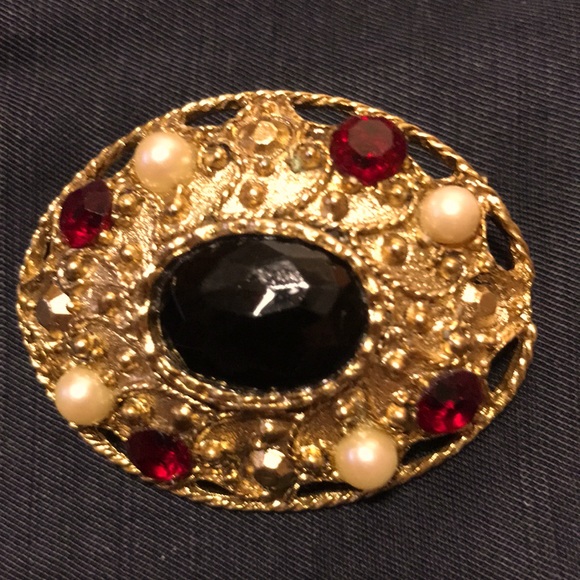 Vintage Ruby Red rhinestone and faux pearls on gold plated metal. - Picture 1 of 5